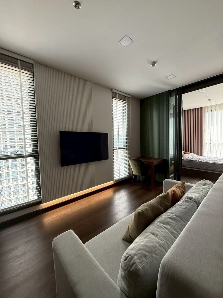 For rent: The Privacy Jatujak, corner unit with natural light from two sides, fully furnished and ready to move in.