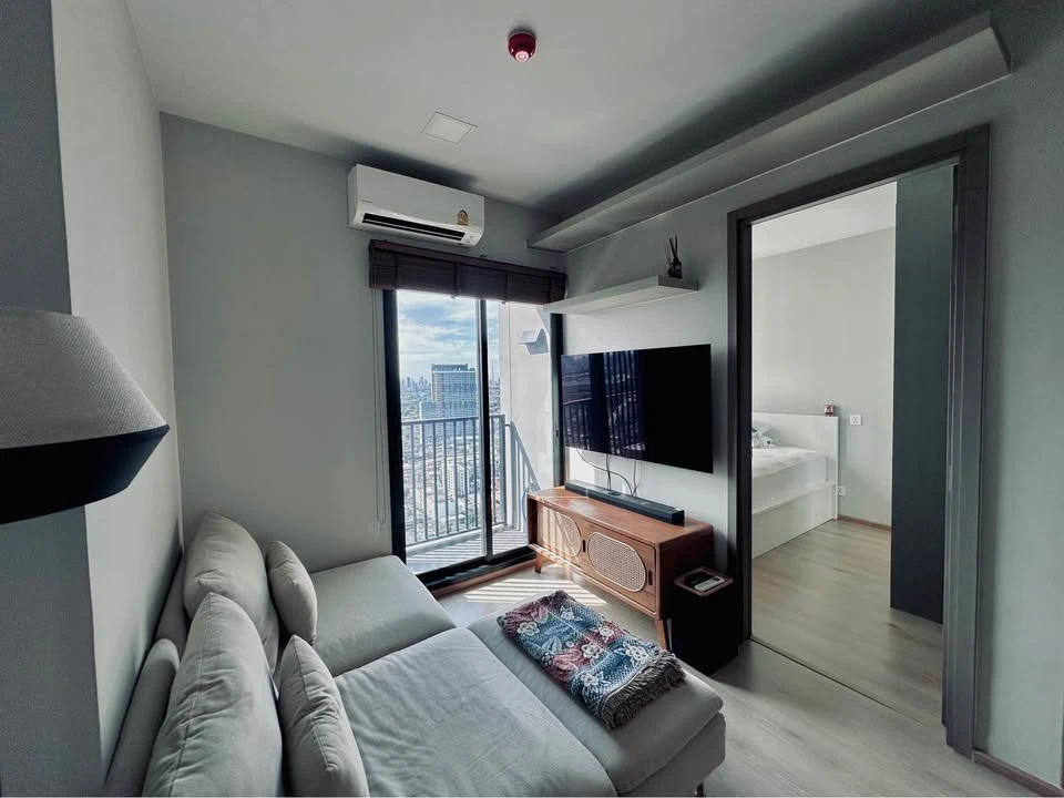 For rent: THE PRIVACY TAOPOON INTERCHANGE, beautiful room, stunning view! Extra high floor! Large room, fully functional. Reserve now!