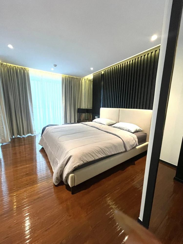 For rent: The Private Residence Rajdamri, beautiful room, ready to move in, on the 6th floor with a large balcony surrounded by glass, creating a spac