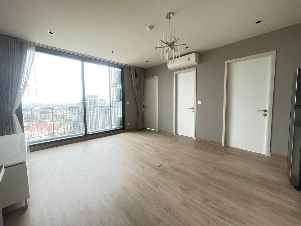 For rent: The Reserve Phahonyothin-Pradipat, 23rd floor, corner room, very beautiful view, complete with electrical appliances, hurry and book now.