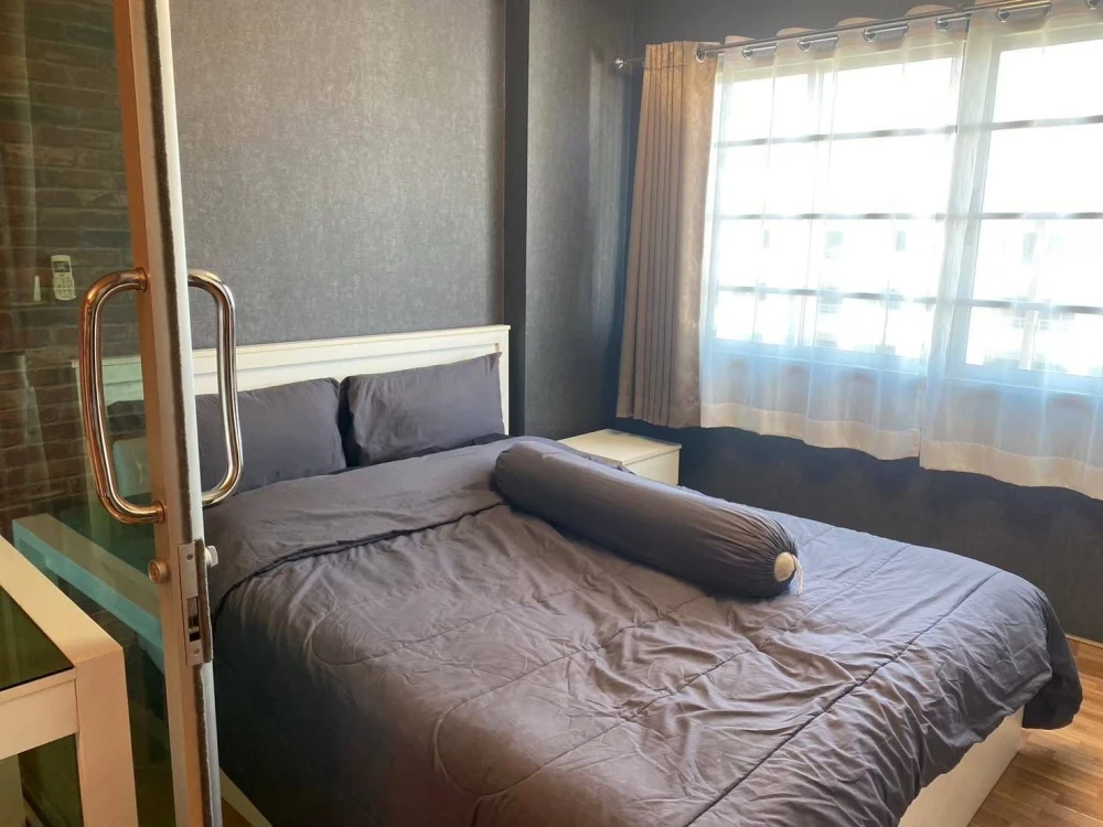 For rent: The Rise B, 1 bedroom, 1 bathroom, 8th floor. Fully furnished, ready to move in.