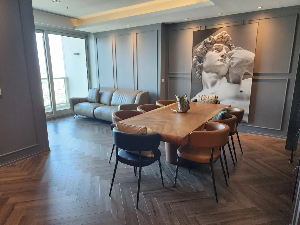 For rent: The River Building A, 43rd floor. Stunning city views from a high vantage point. Very spacious room, perfect for families.