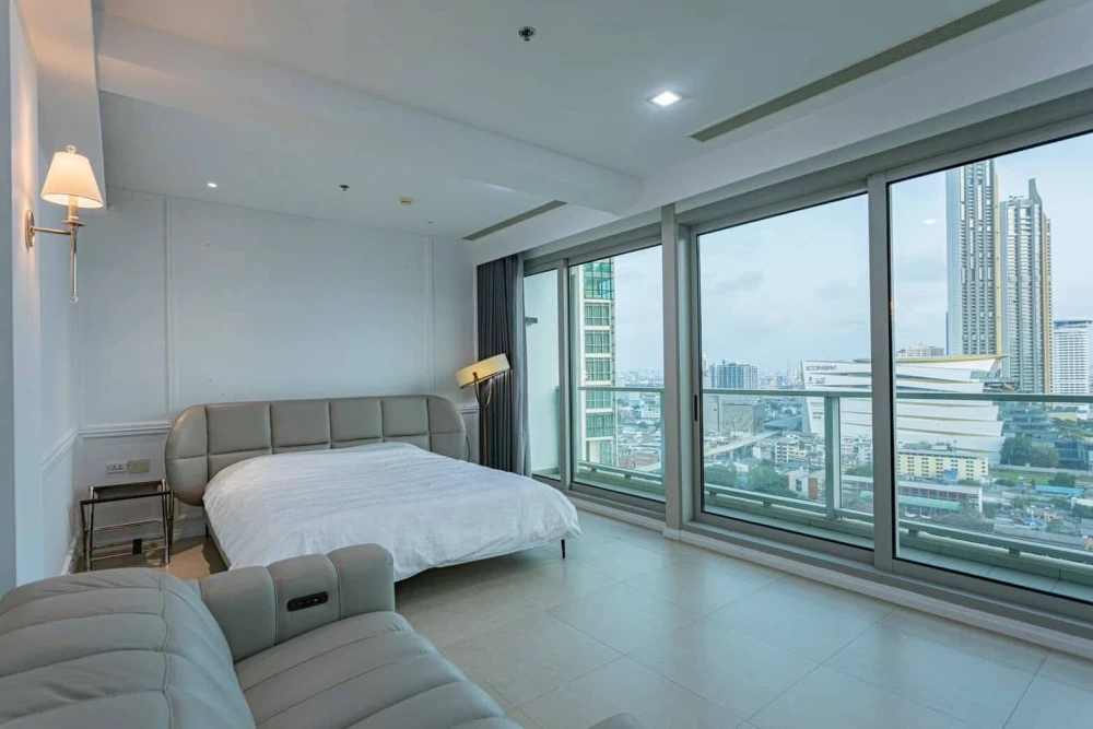 For rent: The River apartment, high floor, Chao Phraya River view. Spacious and airy room with floor-to-ceiling windows and a large, bright living roo