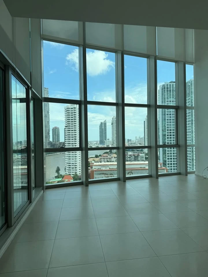 For rent: The River, the biggest room, lots of usable space, great location, view of the Chao Phraya River from a high floor, hurry and book now!