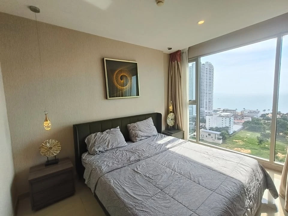 For rent: The Riviera Jomtien Pattaya, very high floor room, sea view + city, fully furnished, ready to move in.