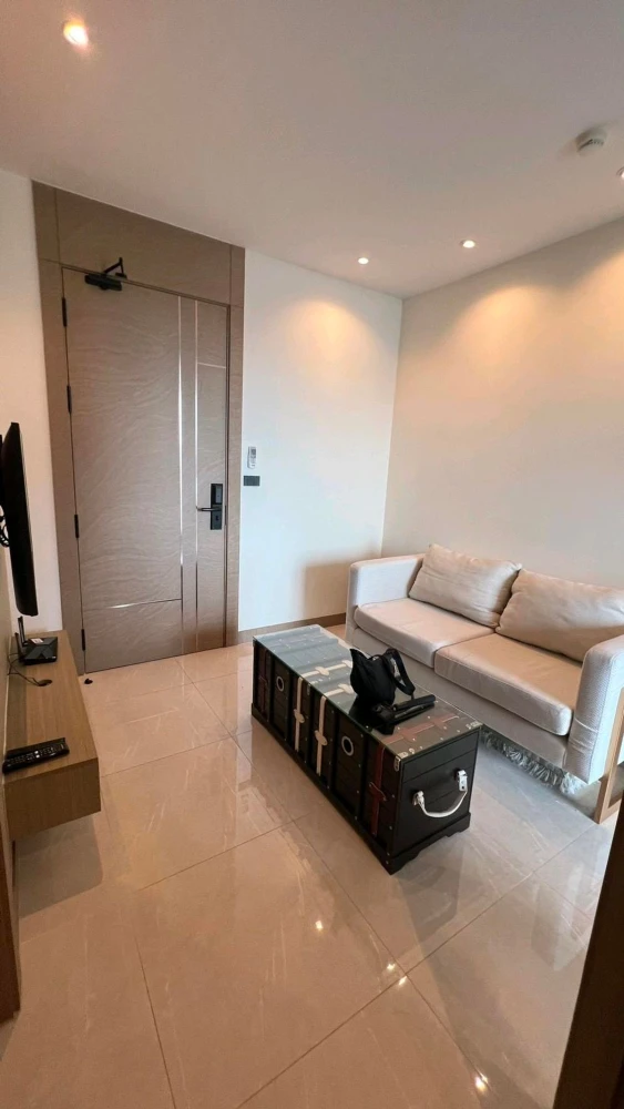 For rent: The Riviera Ocean Drive, 5th floor, fully furnished room, just bring your bag. Don't miss out!