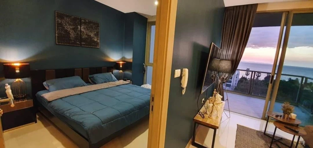 For rent: The Riviera Wong Amat Beach. Spacious room with plenty of usable space, coordinated decor, and stunning sea views. Book now!