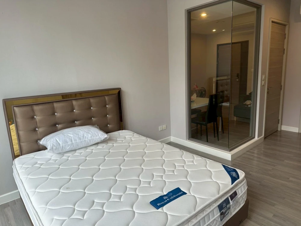 For rent: The Room Sathorn, Pan Road. Spacious room with ample usable space, fully furnished. Book now!