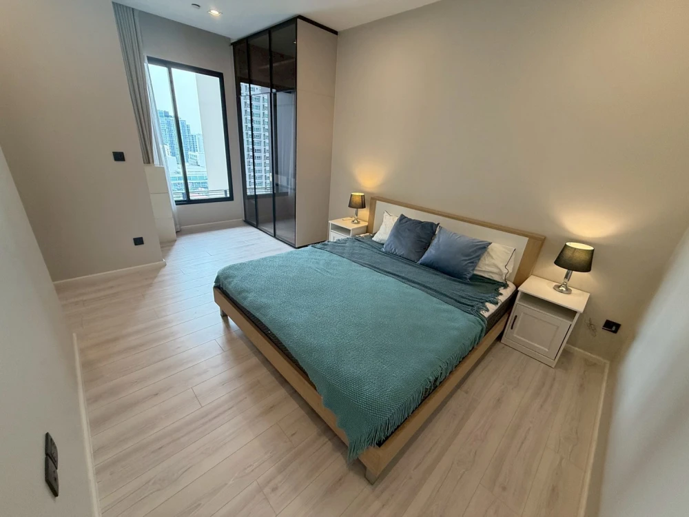 For rent: The Room Phayathai, high floor, spacious room with lots of windows, plenty of natural light, bright, airy, not hot, beautiful city view.