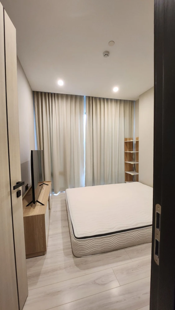 For rent: The Room Phayathai, 8th floor, spacious room, comfortable, fully furnished. If interested, hurry and reserve now. Urgent!