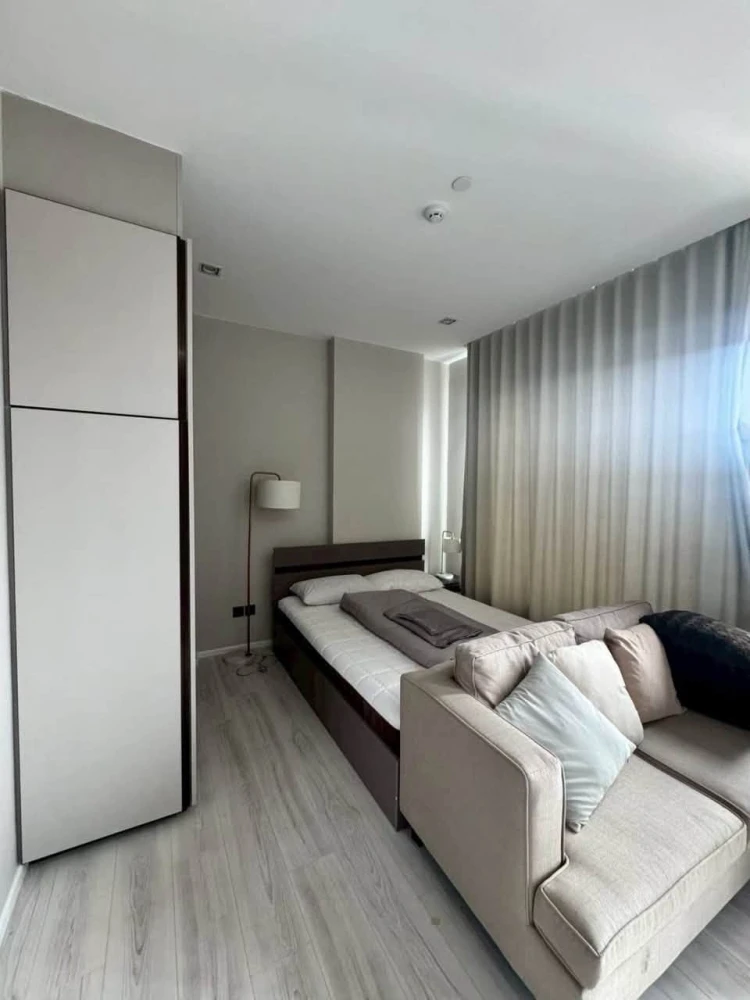 For rent: The Room Phayathai, ready-to-move-in unit on the 35th floor with great views and complete amenities. Book now, don't miss out!