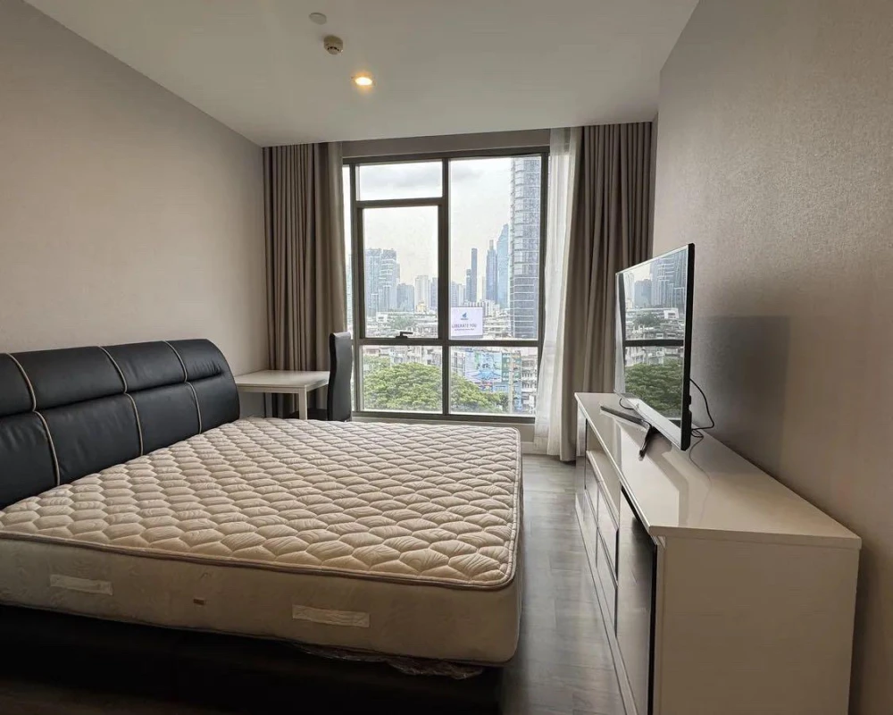 For rent: The Room Rama 4, 8th floor. Beautiful room with city view in the heart of Bangkok. Great atmosphere, overlooking the swimming pool and very