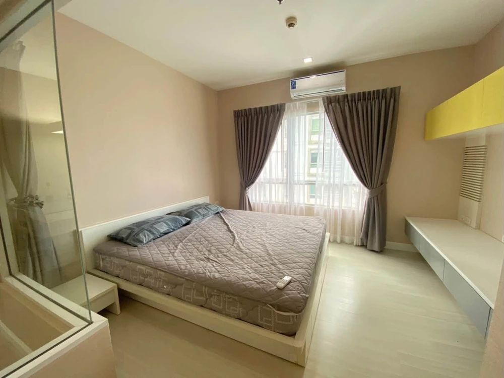 For rent: The Room Rathcada-Ladprao, north-facing corner unit offering privacy in a great location with spacious living area. Don't miss out!