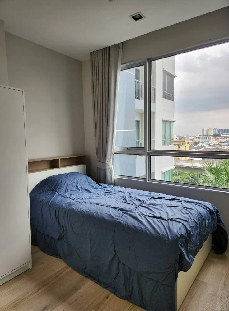 For rent: The Room Sathorn-Taksin, 2 bedrooms, plenty of living space, fully furnished and equipped with appliances. Reserve now!