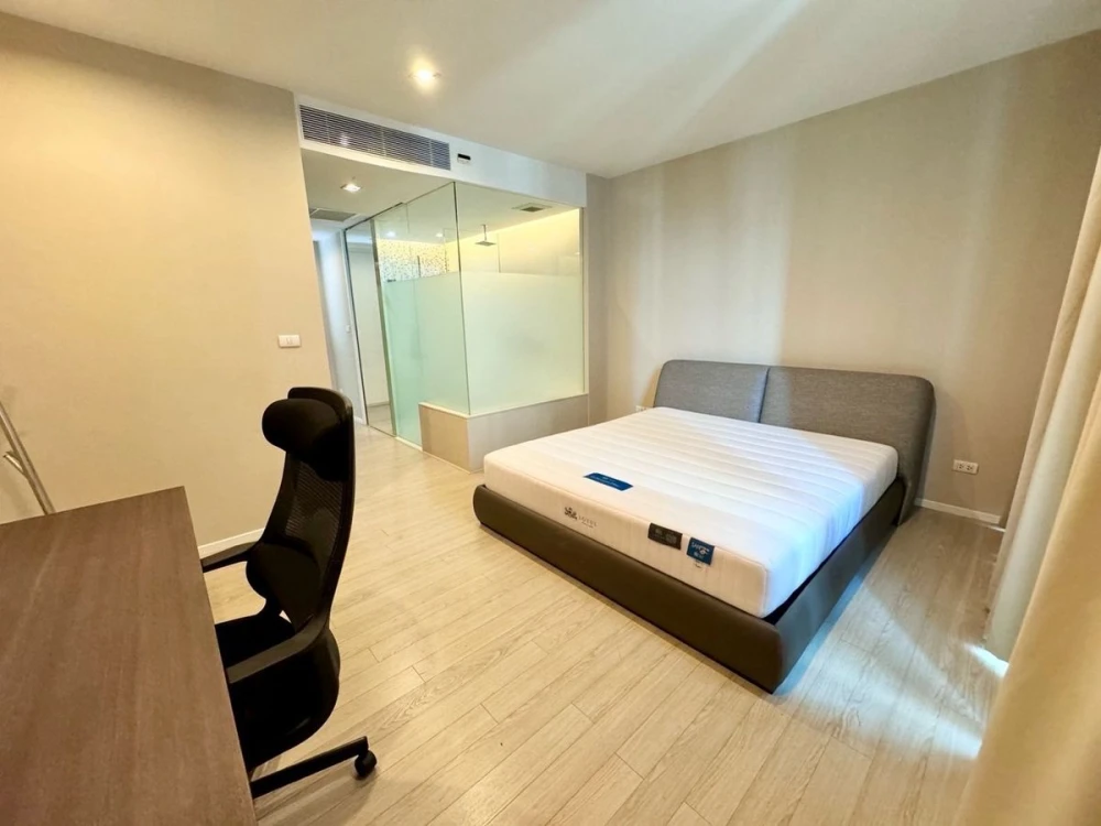For rent: The Room Sukhumvit 21, 17th floor, spacious room, nice to live in. If interested, hurry and reserve now. Urgent!