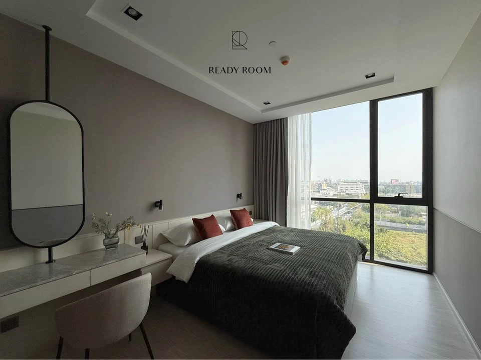 For rent: The Room Sukhumvit 38. Good ventilation, open view, fully furnished, complete with appliances. Ready to move in immediately.