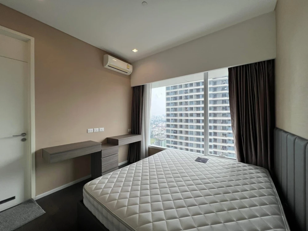 For rent: The Saint Residence, 2 bedrooms, 2 bathrooms, 26th floor (very high floor), with views of Chatuchak Park from both bedrooms. Grab it while y