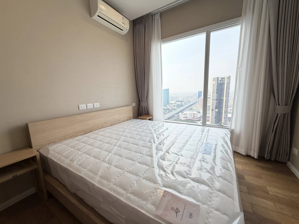 Luxury condo for rent at The Saint Residences. High floor (36th floor), north facing, quiet and not on the main road. Book now!