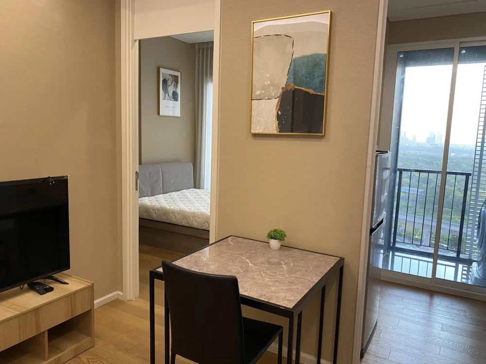 For rent: The Saint Residences, 19th floor, view of Chatuchak Park, nice room, book now, don't miss out.