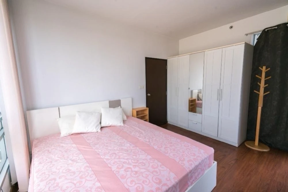 For rent: The Saint Residences, 19th floor, corner unit, beautiful city view, fully furnished. Book now!