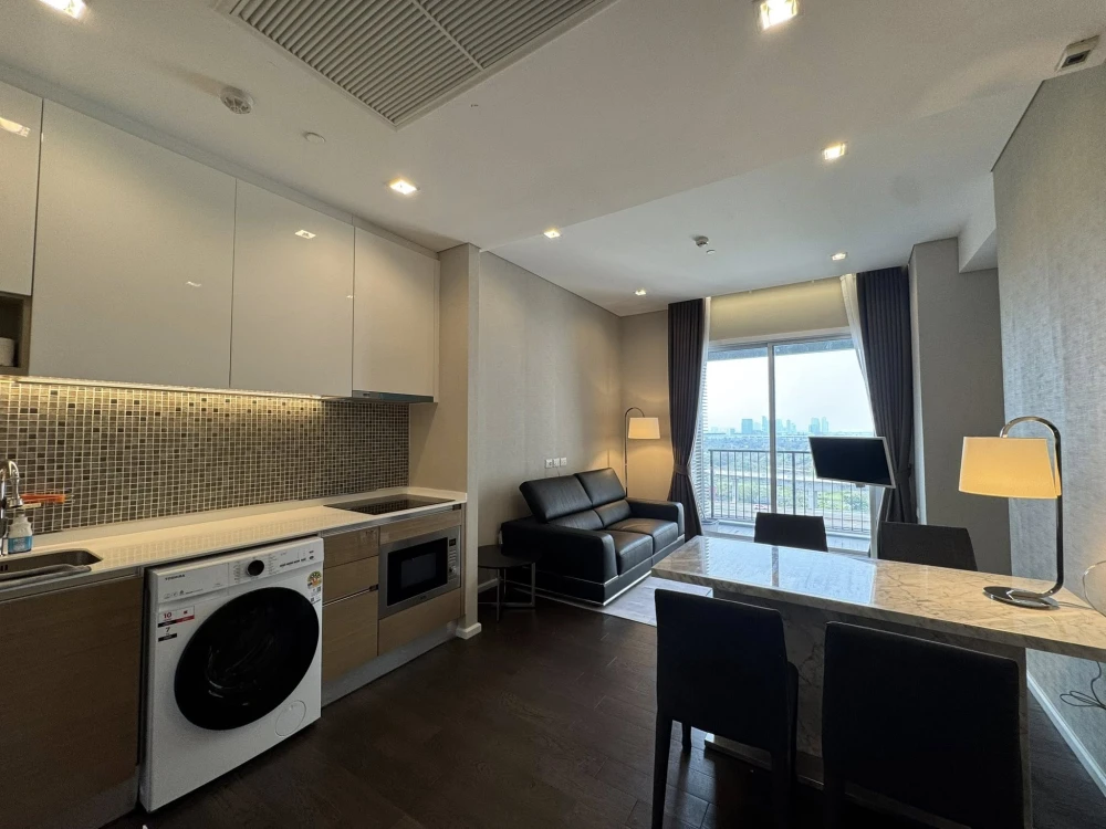 For rent: The Saint Residences, Chatuchak Park view, Building C, corner unit, 2.9 meter high ceiling, bright and airy. Book now!