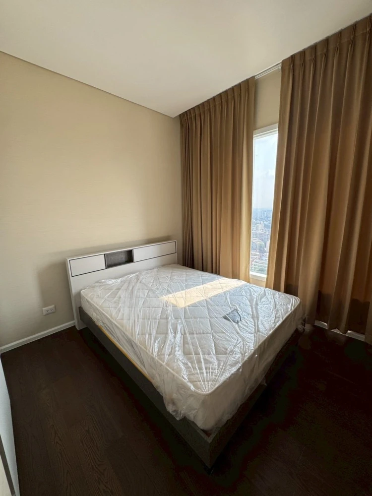 Spacious and comfortable rooms for rent at The Saint Residences. High floor. Book now! Don't miss out!
