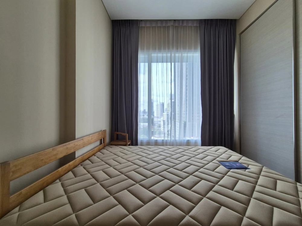 For rent: The Saint Residences, 2.9 meter high ceiling, airy, 10th floor, cool and quiet room. Interested? Reserve now!
