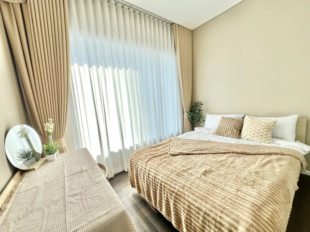 For rent: The Saint Residences, beautifully decorated unit on the 34th floor with views of Chatuchak Park and Union Mall. Book now!