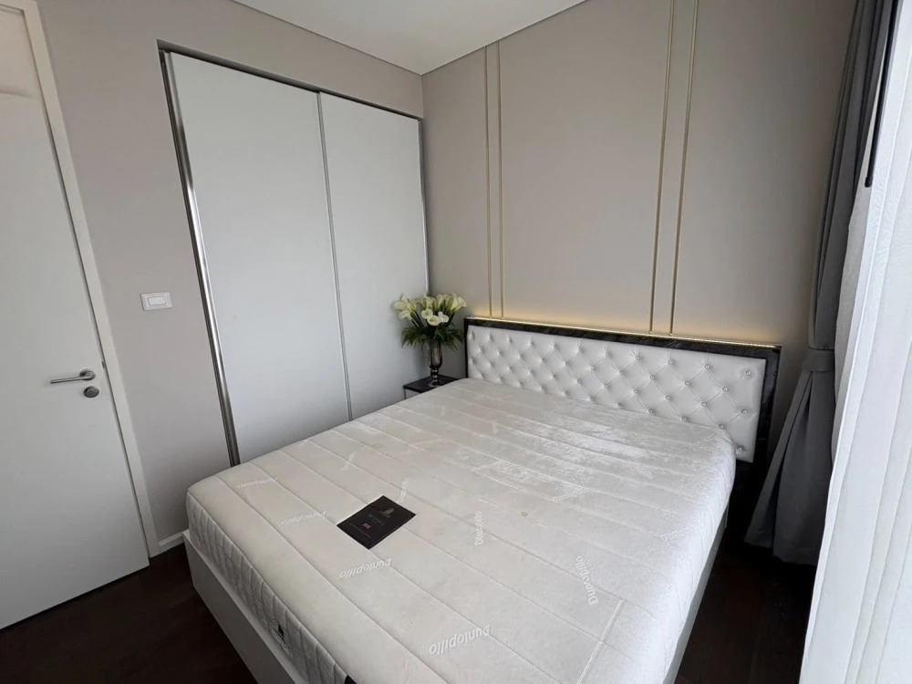 For rent: The Saint Residences, a beautifully decorated room with excellent built-in furniture and plenty of usable space. Don't miss out!