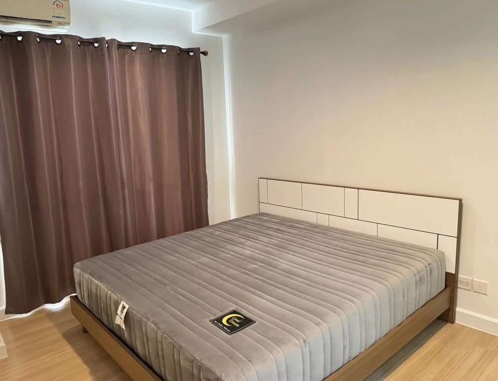 For rent sell: The Seed Mingle Sathorn-Suanplu. Top floor unit with very spacious living area. First come, first served.