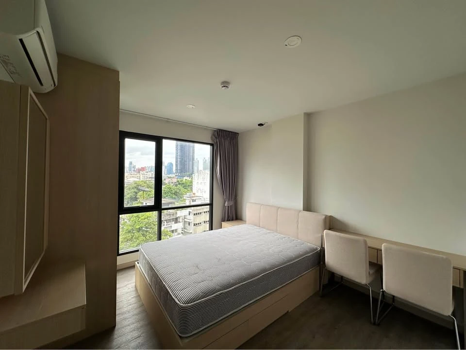 For rent: The Shade Sathorn 1, airy room, lots of usable space, balcony facing north, breezy direction, reserve now.