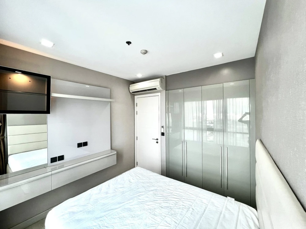 For rent: The Signature by Urbano, 2 bedrooms, corner unit with north-facing views. The unit is well-decorated with built-in furniture and fully equip