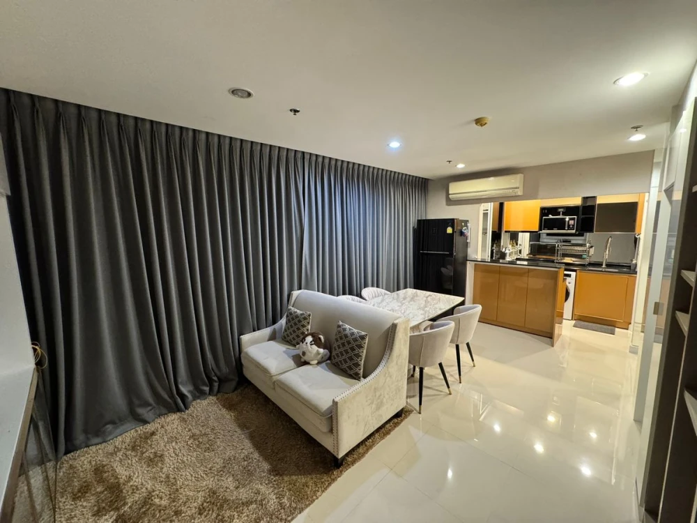 For rent: The Sky Sukhumvit. Spacious and comfortable room, fully furnished. Book now!