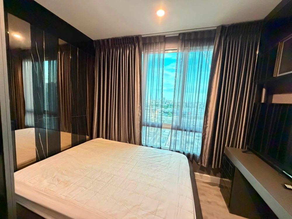For rent: The Sky Sukhumvit, beautifully decorated unit with built-in furniture throughout, perfect for those seeking relaxation.