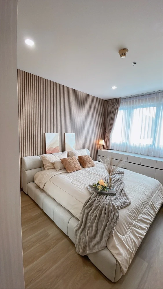 For rent: The Star Estate @ Narathiwas. Beautifully decorated room with a stunning, coordinated color scheme and high-quality wallpaper. Book now!