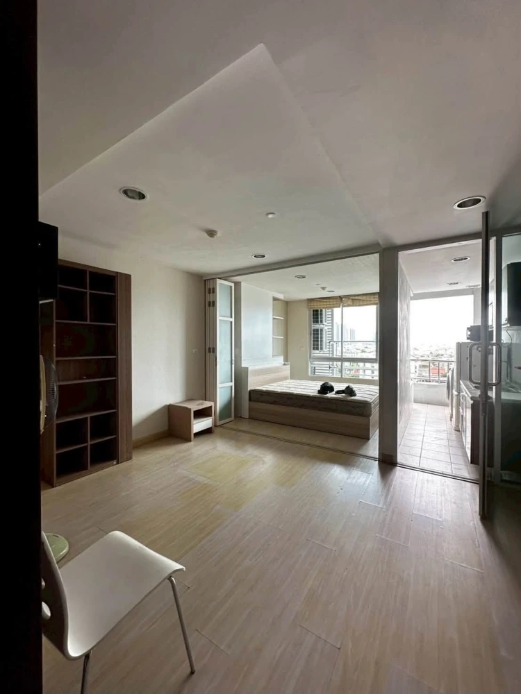 For Rent: The Station Sathorn-Bangrak, Building 2, 12A Floor. Clean, airy, and comfortable unit—not cramped. Book now!