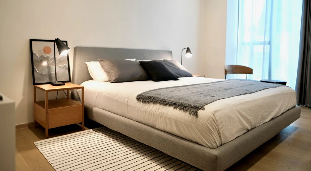 For rent: The Strand Thonglor, 7th floor, corner unit, fully furnished, very livable. Book now!