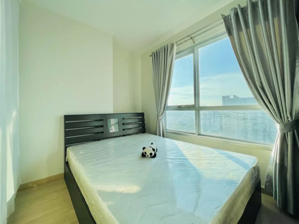 For rent: The Tempo Grand Sathorn-Wutthakat. Corner unit, offering great privacy. The room has a wonderful atmosphere and beautiful sky views from the