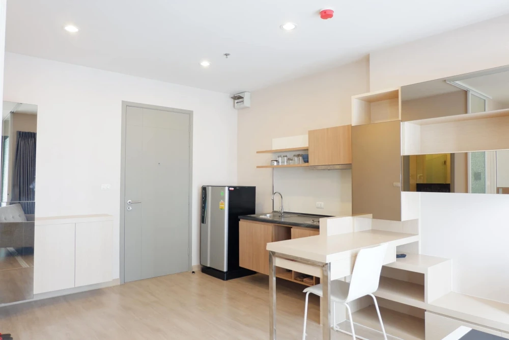 For rent: The Tempo Grand Sathon-Wutthakat, spacious and comfortable room, furnished + electrical appliances ready, just bring your bags!