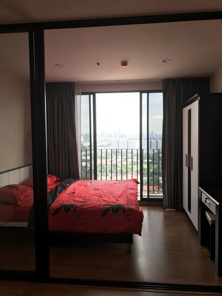 For rent: The Tree Interchange, 34th floor room, very high, great breeze, amazing view of the Chao Phraya River. Urgent... Hurry!