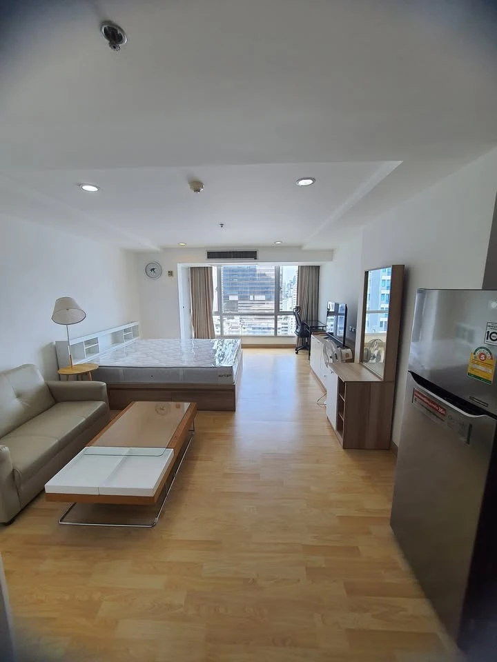 For rent: The TRENDY Condominium, spacious room, lots of usable space, comes with complete furniture, hurry and book now!
