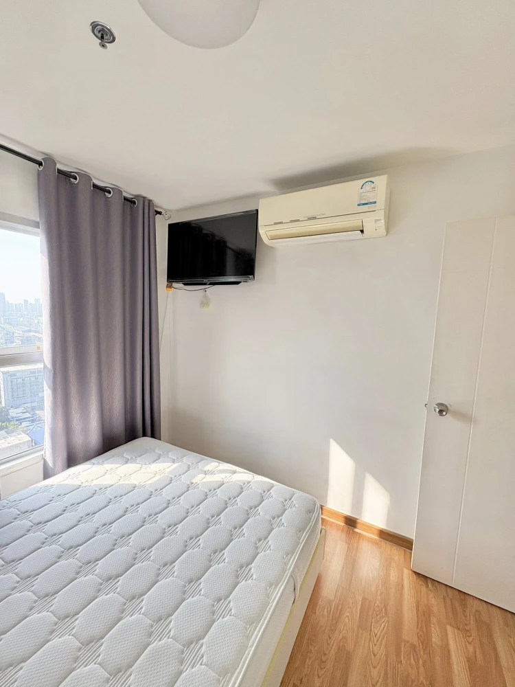 For rent: The Trust Condo Ngamwongwan, high floor, good ventilation, city view, fully furnished, spacious and comfortable. Book now for a great price!