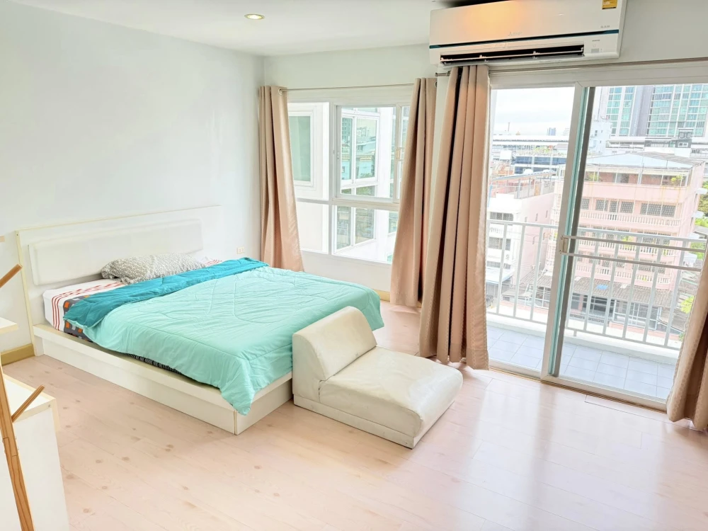 For rent: The Viva condo Sathorn-Taksin, decorated with comfortable white furniture, has a balcony, ready to move in immediately.