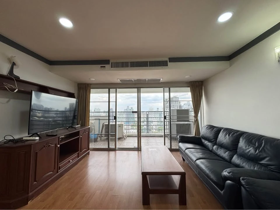 For rent: The Waterford Diamond Sukhumvit 30/1, 28th floor, very high, very large room, can comfortably accommodate many people, must reserve.