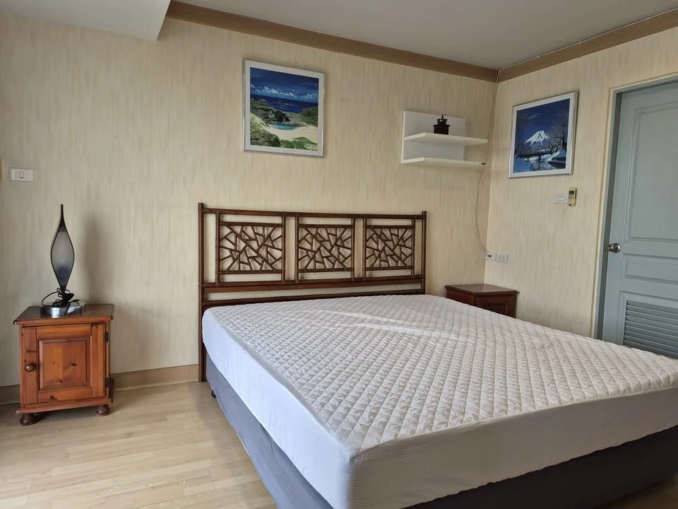 For rent: The Waterford Diamond Sukhumvit 30/1, very high floor room, plenty of usable space, fully furnished, very worth booking.