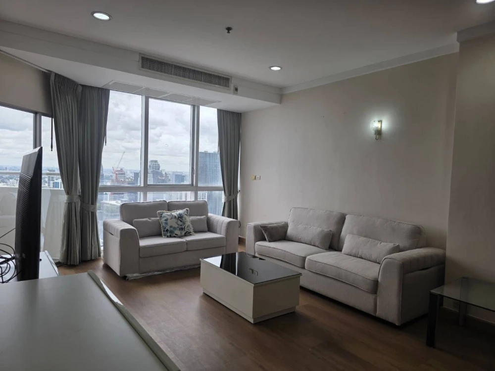 For rent: The Waterford Diamond Sukhumvit 30/1, large room, plenty of usable space, 45th floor, high view, come and reserve now, don't miss out!