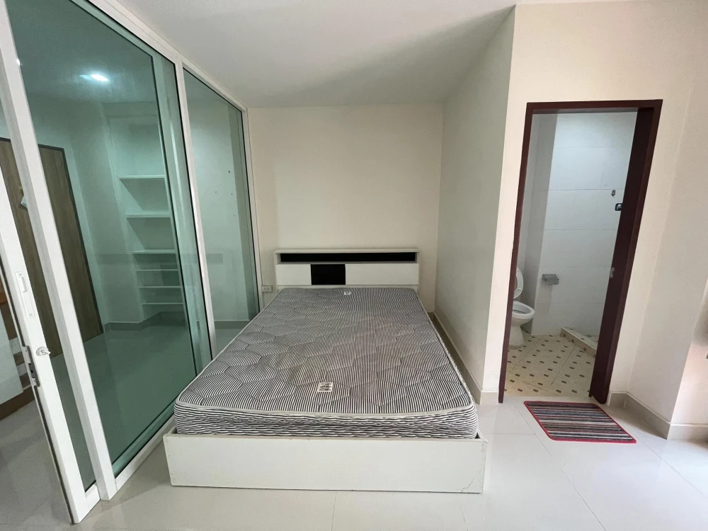 For rent: The Wisdom Burg, corner room with privacy, comes fully furnished, just bring your bags and move in!