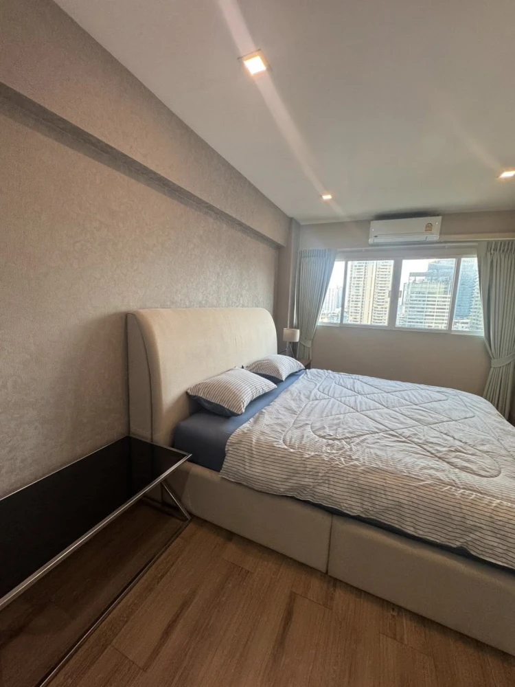 For rent: Thonglor Tower, stunning city views, spacious living area. Don't miss out!