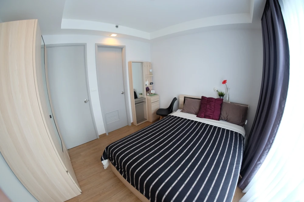 For rent: Thru Thonglor, apartment on the 20th floor (very high). Large, beautiful living room, fully furnished and ready to move in.