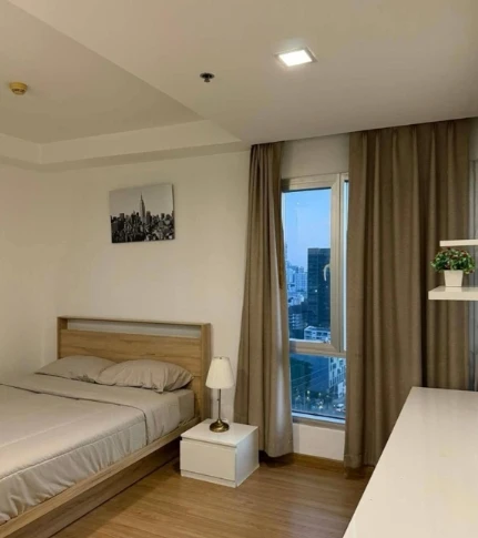 For rent: Thru Thonglor, 18th floor, corner unit, fully furnished, ready to move in. Book now! (Quickly!)